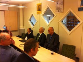 Snimak sastanka u SRF-u između delegacije Udruženja slijepih Upravnog odbora SRF-a i uposlenika SRF-a.